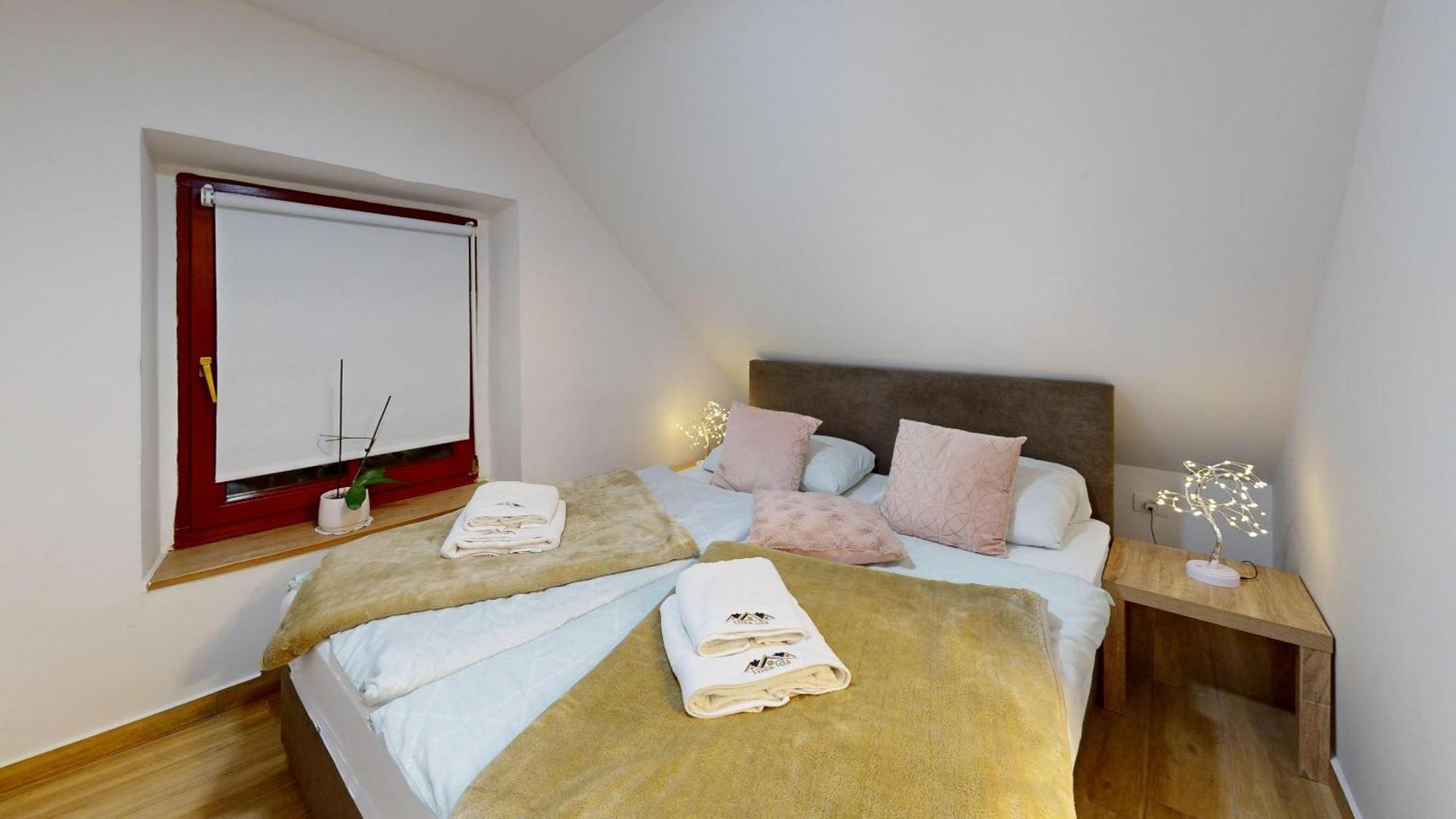 Resort Hisa Ida - Apartments With Hot Tub And Sauna Ivancna Gorica Rum bild